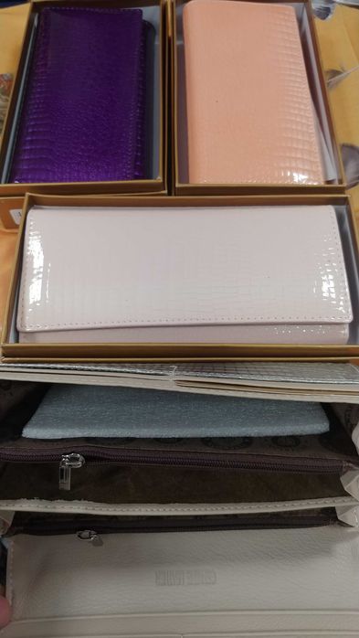 Дамски портмонета от естествена лакирана кожа.Разни модели и цветове.