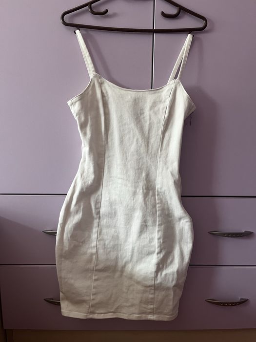 Бяла дънкова рокля оформяща много добре тялото