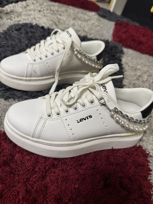 Adidasi Levi’S marimea 35