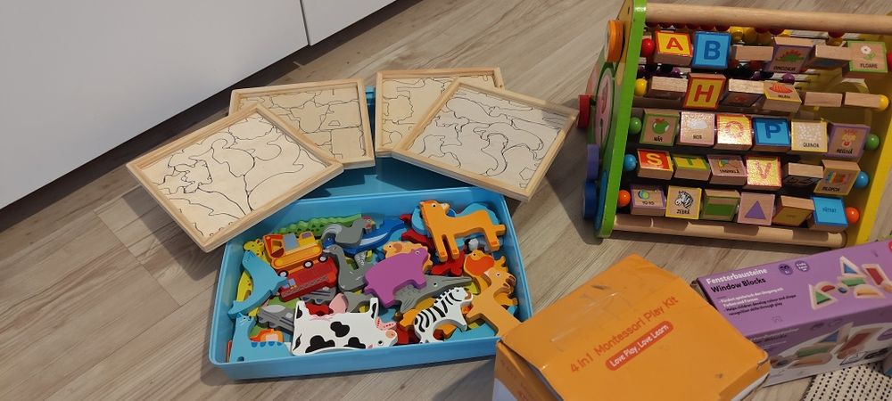 Buna! Jucarii in stare foarte buna, majoritatea Montessori, Vtech,  Fisher price, Lego duplo.
Predare in Popesti Leordeni/metrou Bucuresti sau predare