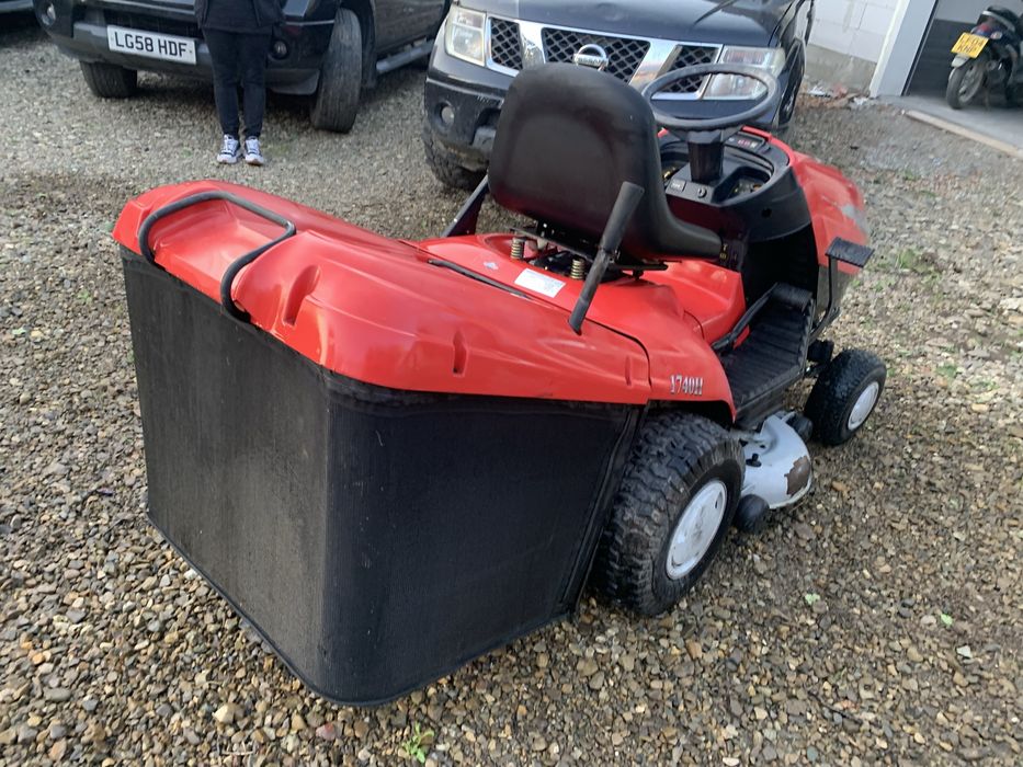 Tractoras tuns gazonu iarba