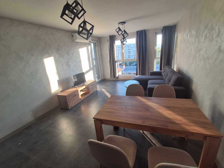 КЛЮЧ! Тристаен имот в кв.Връбница