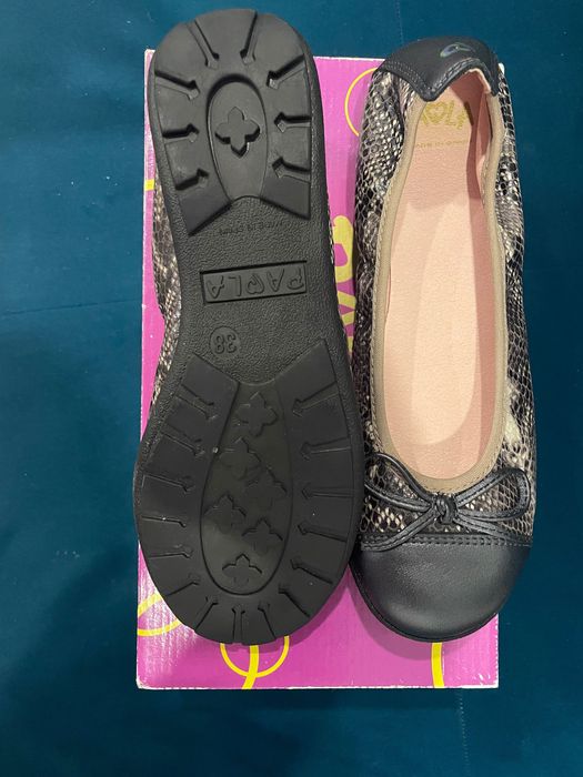 Чисто нови обувки от естествена кожа