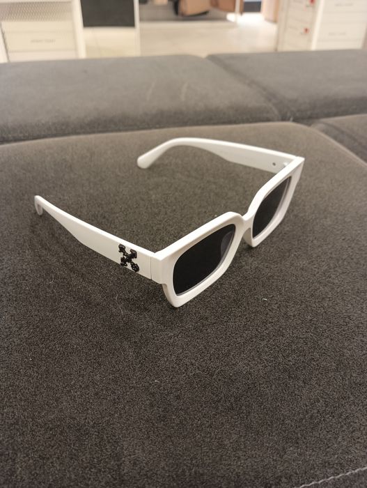 Vând ochelari off white