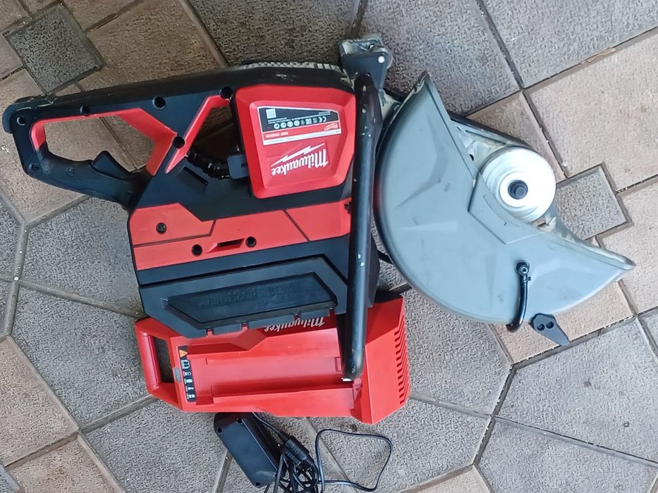 Drujba de tăiat asfalt, beton etc pe acuy MILWACKEE MXF COS 350 că nou