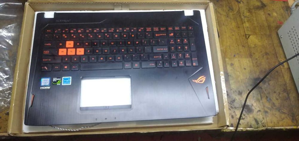 Крышка передней  части  ноутбука  ASUS Strix