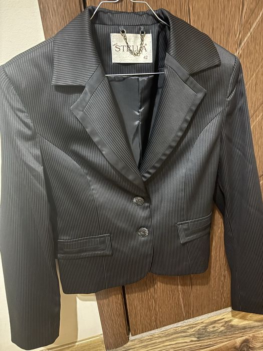 Дамско сатенено вталено сако.