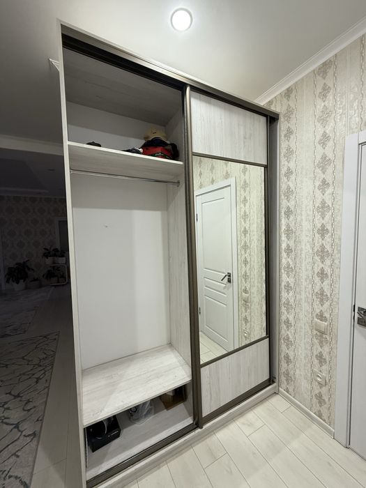 Шкаф купе с зерколом