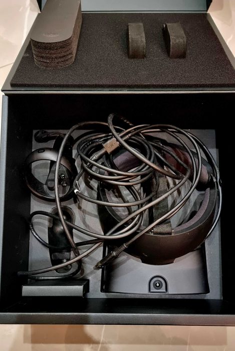 VR очила Oculus Rift S + 1 контролер + кутия