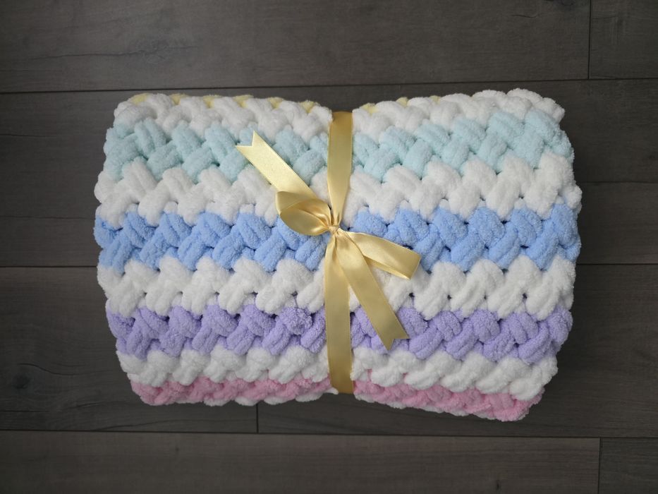 Бебешко плетено, плюшено, меко одеялце / пелена 90х76 см