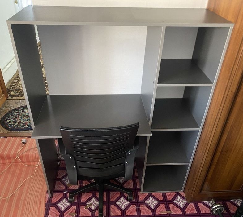 Рабочий стол и кресло