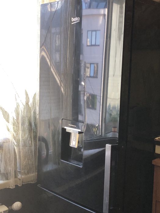 Хладилник с диспенсър Beko