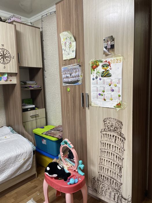 Продам детскую кровать шкаф стол