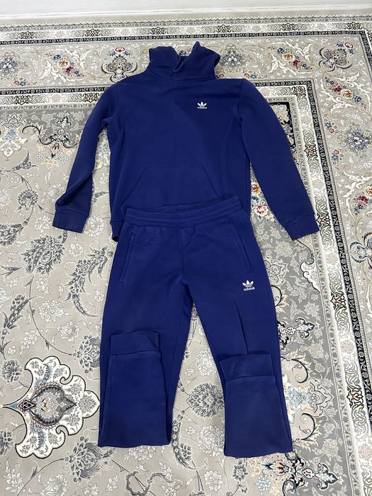 спортивный костюм тёмно-синего цвета бренда Adidas.