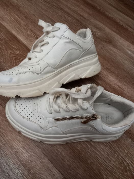 Продам женские кроссовки