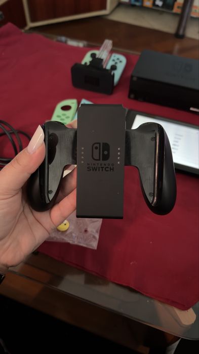 Vand consola Nintendo Switch (1) competa cu accesorii