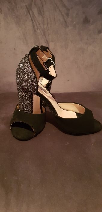 Vand sandale numărul 38