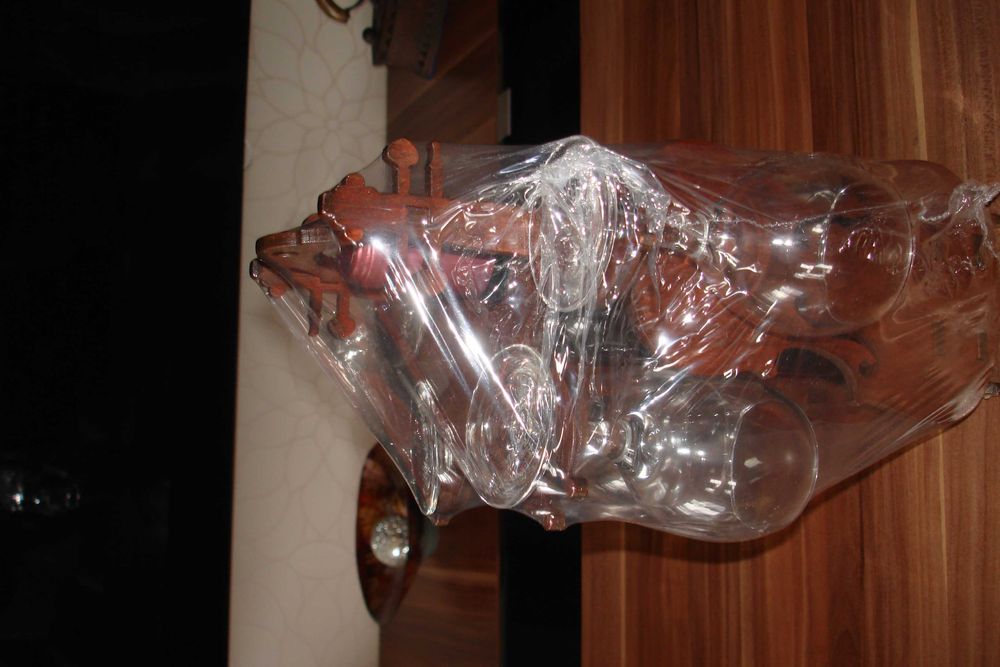 Suport vioara cu patru pahare si sticla vin