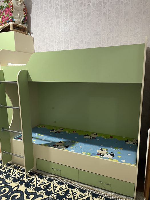 двухэтажный диван,шкаф