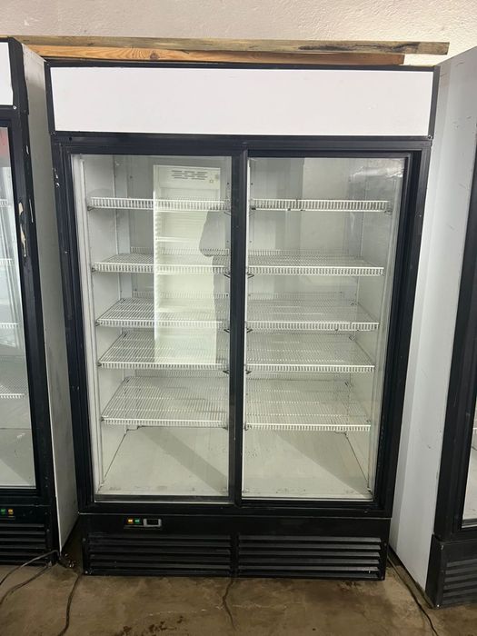 Продам витринный холодильник