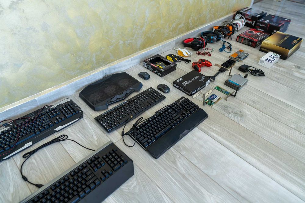 Tastaturi, mouse, casti, placi video, surse, M2 expansion, acces point