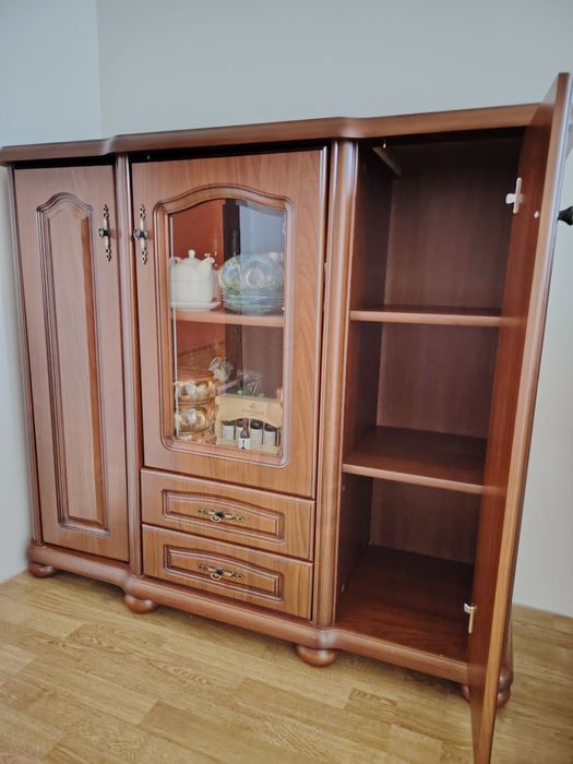 Италиански комод, масивно, тежко дърво.