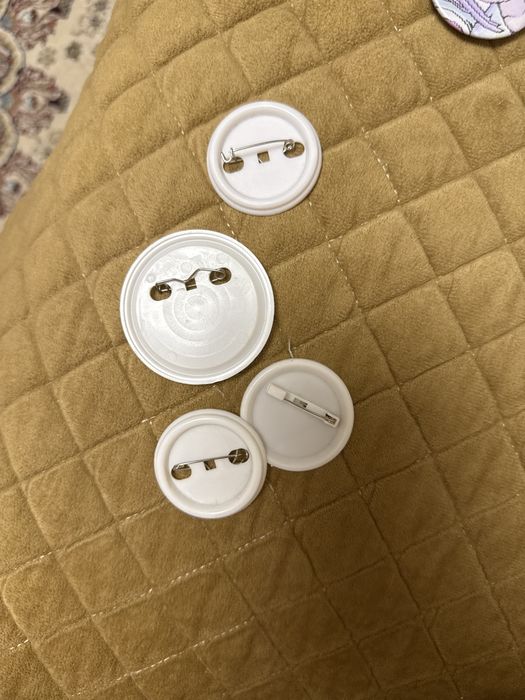 продам значки (разные фандомы)