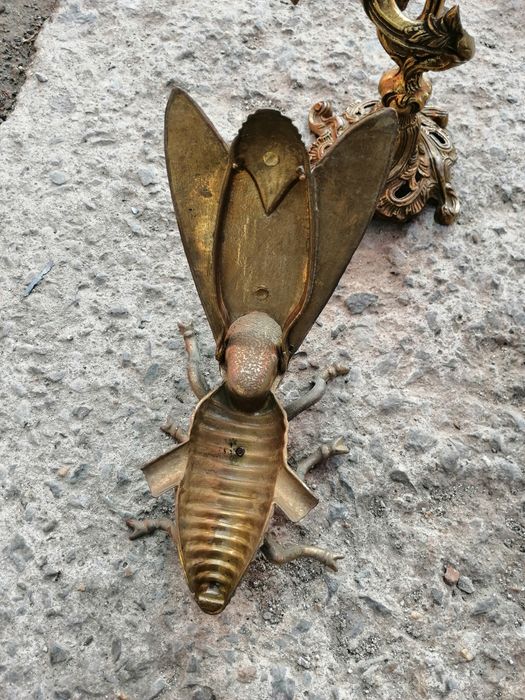 Бронзови свещници и пепелник скарабей