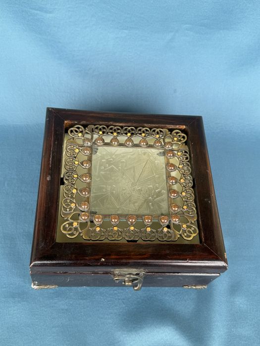 Стара дървена кутия за бижута