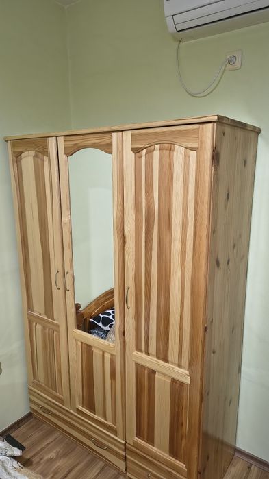 Трикрилен гардероб от чам.