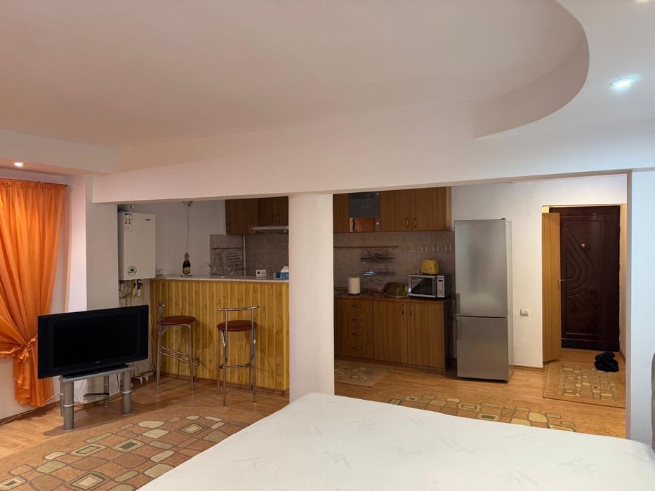 Închiriez garsoniera (43mp)
