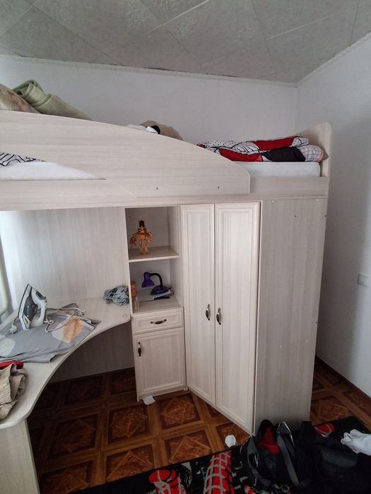 Продам кровать со столом и шкафом