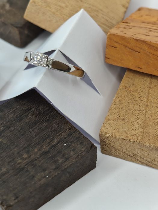 Пръстен от 14к бяло злато 52 мм, цен. диамант 0.20 ct.