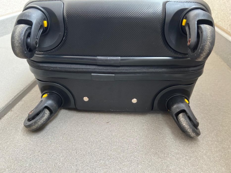 Troller (Bagaj de cabina) carry on.Aproape nou.