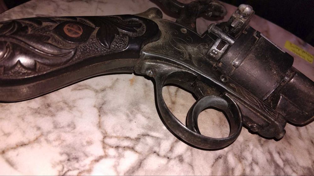 3 броя стари пистолети