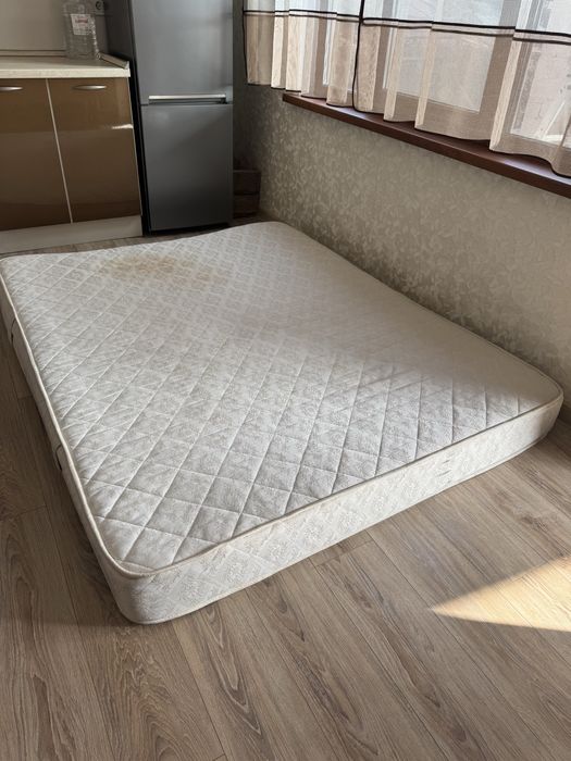 Отдам матрас двухспальный