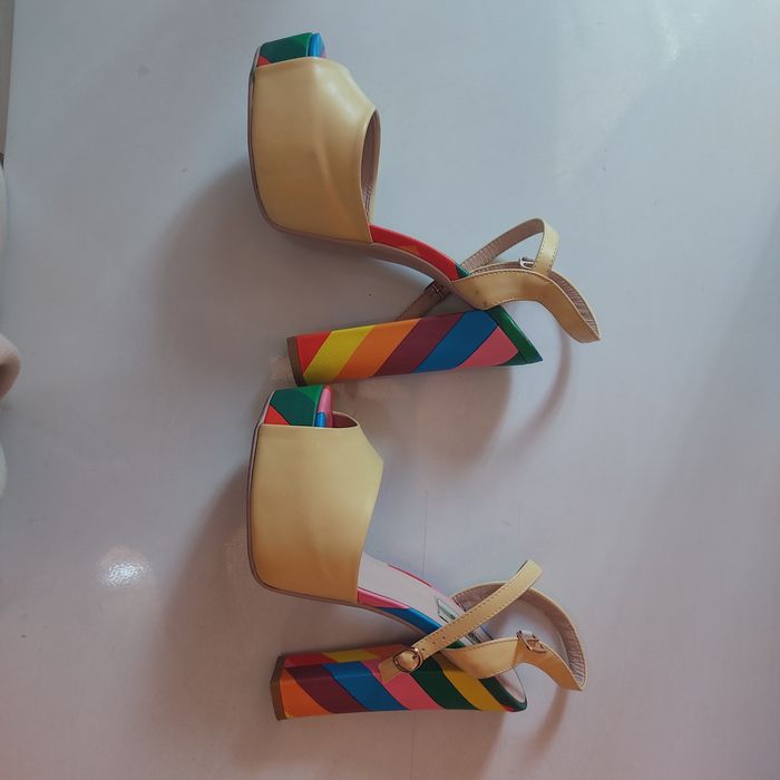 Продам босоножки