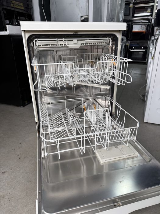 Свободно стояща съдомиялна MIELE 60/см с три кошници.