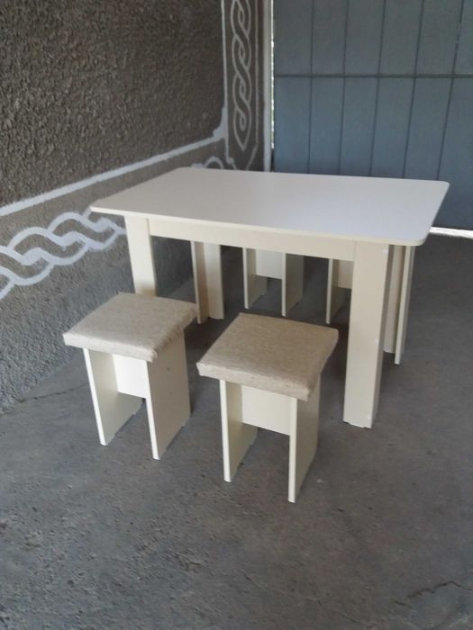 Новый Стол и 4 табуретки