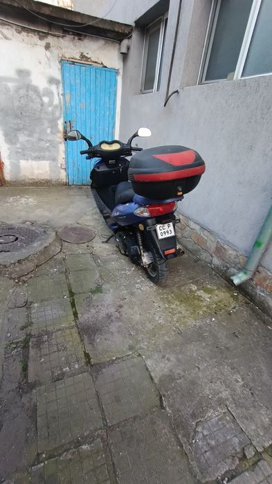 Китайски скутер 80куб.води се 50куб. По документи.