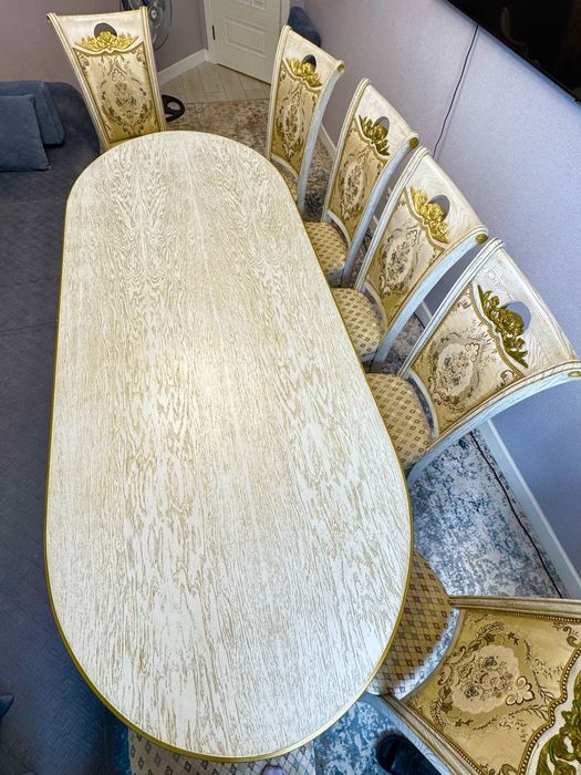 Стол 8 орындығымен сатылады