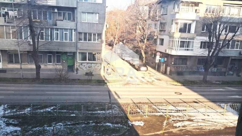 Тристаен югоизточен апартамент за продажба, в тухлена сграда в близост