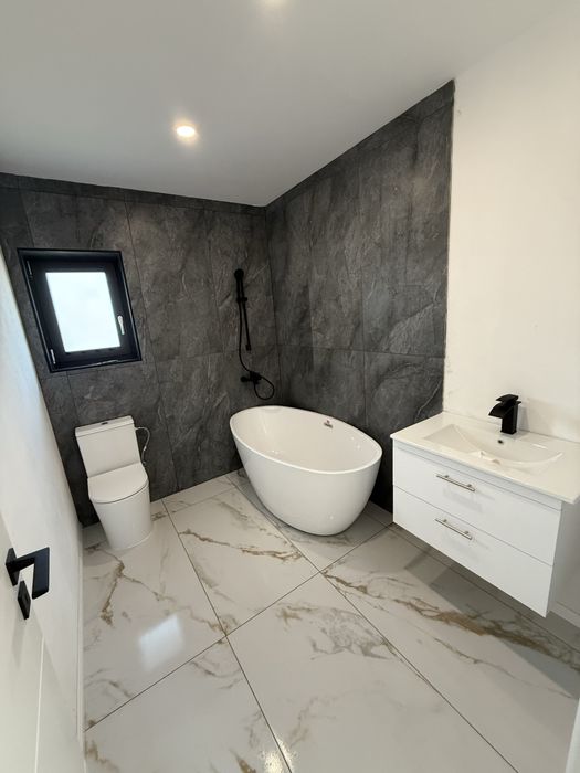 Casă/ 4 dormitoare/cladură în pardoseală/ 3 băi