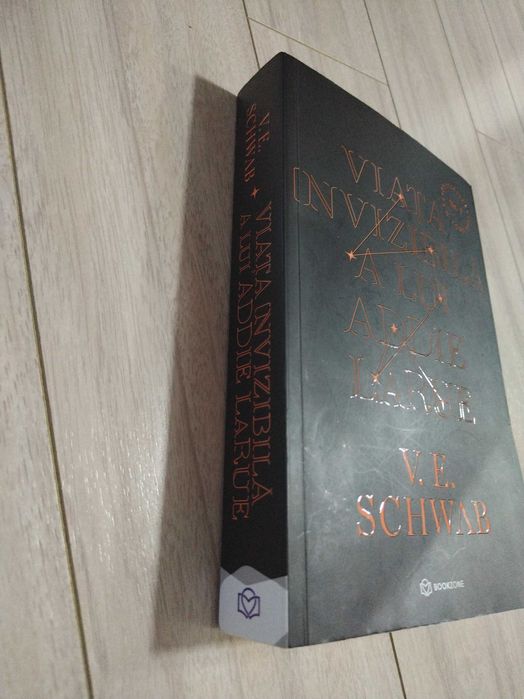 De vanzare: Viata invizibila a lui Addie Larue scrisa de V. E. Schwab