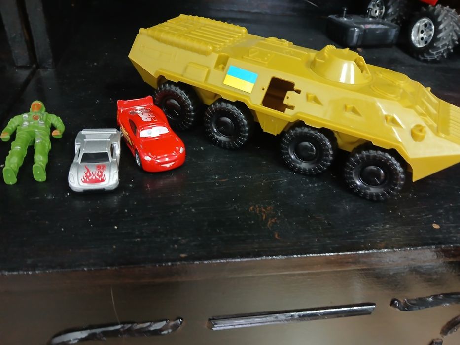 Камион с динозавър