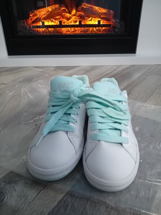 Vând adidasi nike și cizme pentru femei - noi, cu eticheta