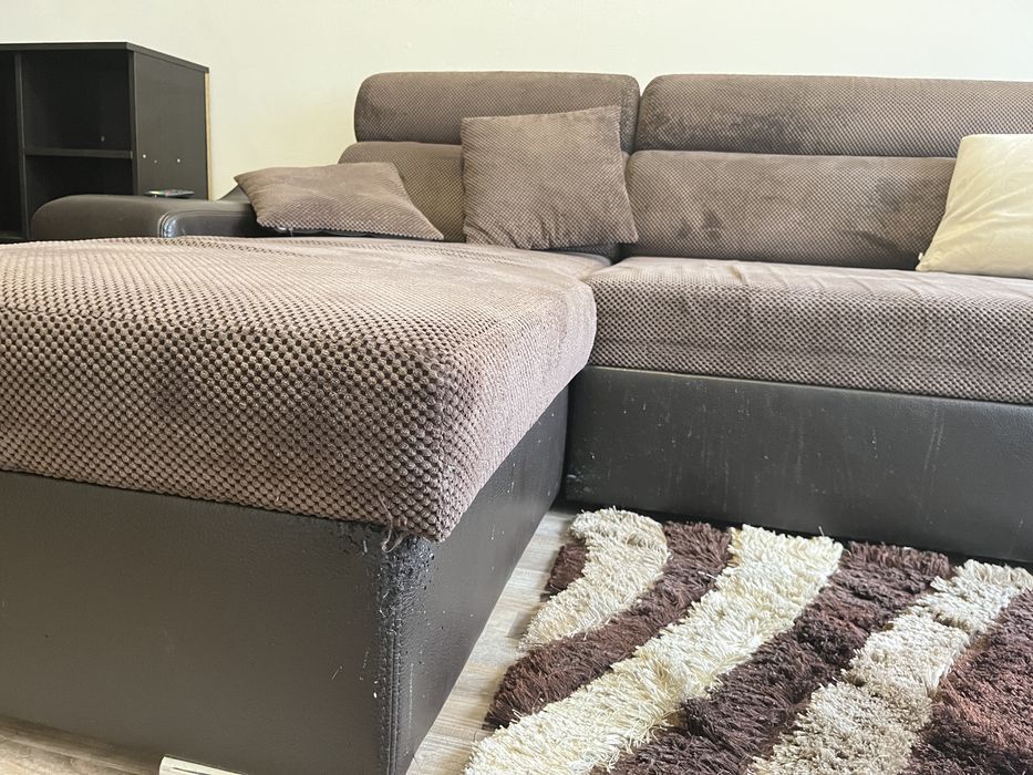 Диван, използван е. Има забележки.