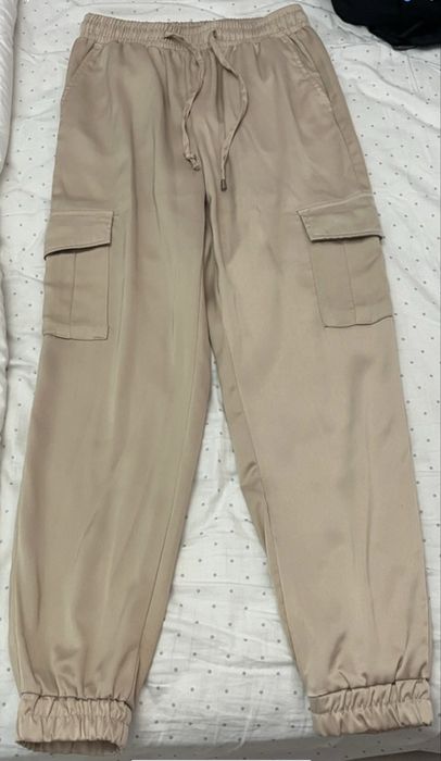 Pantaloni bej tip cargo (cu buzunare laterale + elastic jos)