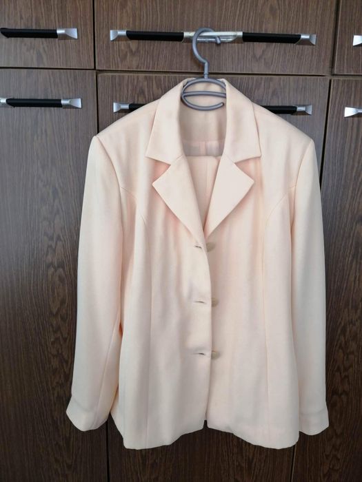 Дамски елегантен костюм