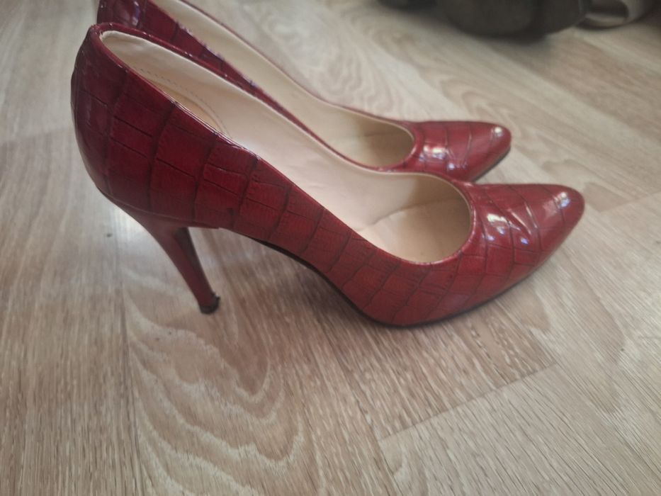 Червени  лачени боти